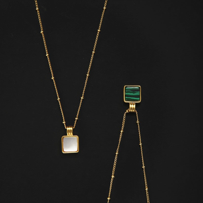 Savi's vintage style distressed brass gold-plated malachite mother of pearl pearl necklace is popular on the internet